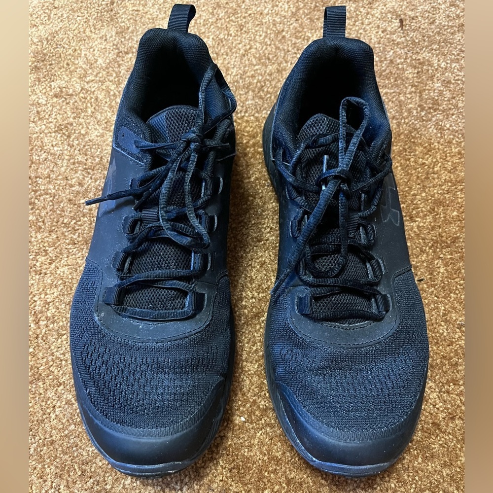 EUC Under Armour running shoes. Size 10